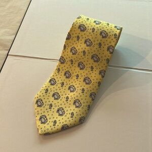 Crab Vineyard Vine Tie. Slightly Used. No stains or other visible wear marks.